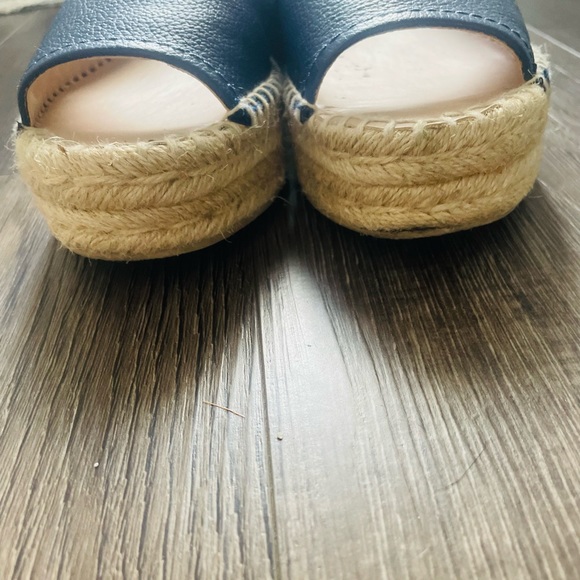 DKNY loafers in excellent condition. I wore them maybe 2-3 times .. - Picture 3 of 3